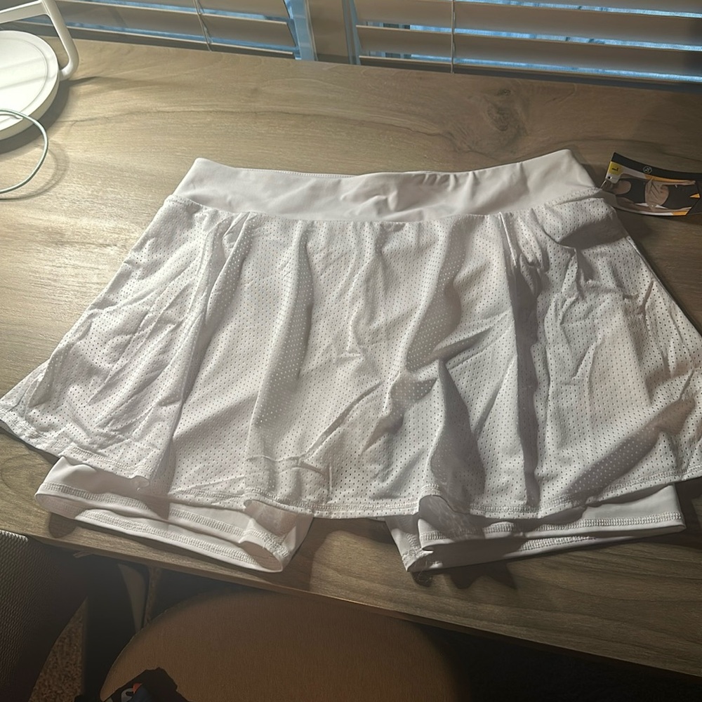 NWT Avia white skort.